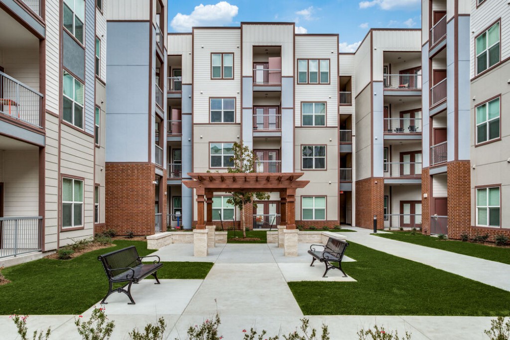 Palladium Oak Grove courtyard